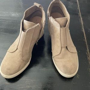 A new day tan wedge sneaker size 8